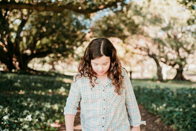 20180520-DSC_5156 Little girl looking down during a family photography session at Hyde Park, Perth