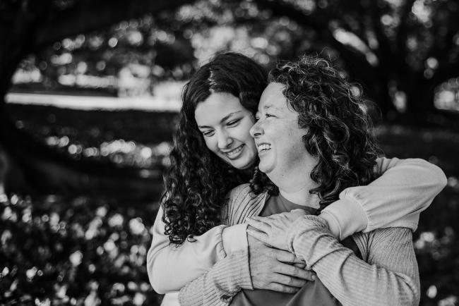 20180520-DSC_5217 Black and white photo of a daughter hugging her mother from behind during a family photography session at Hyde Park, Perth