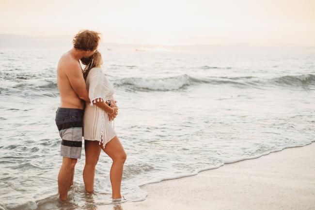 20180505-20180505-DSC_2888 Couple embracing by the water during maternity photography Perth session at Burns Beach