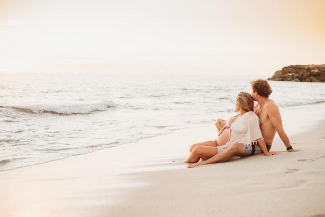 20180505-20180505-DSC_2957 Couple sitting by the water during maternity photography Perth session at Burns Beach