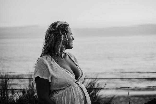 20180505-20180505-DSC_3054-2 black and white image of pregnant woman looking out to the beach during maternity photography Perth session at Burns Beach