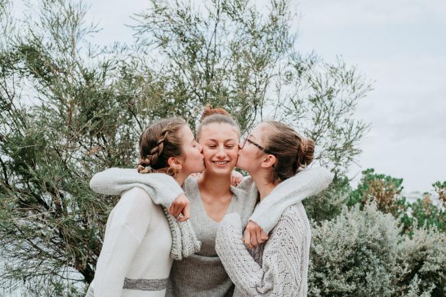 20180526-20180526-DSC_5713 Three sisters kissing with family photographer Perth