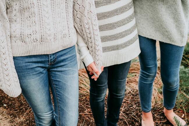 20180526-20180526-DSC_5755 Sisters holding hands during family photography Perth session