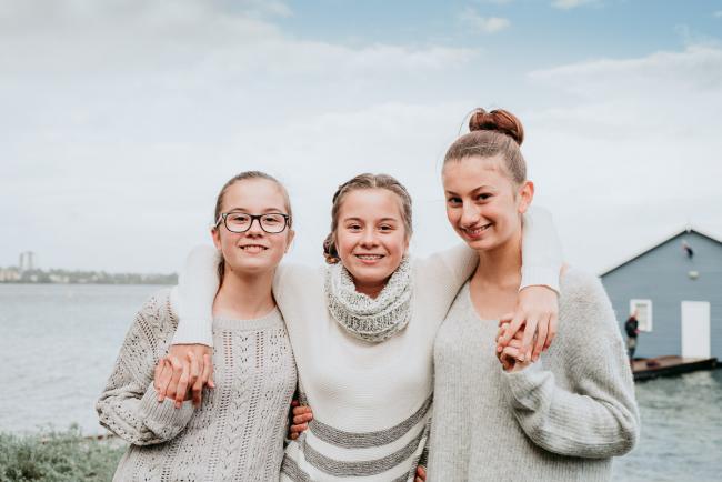 20180526-20180526-DSC_5787 Three sisters in front of the Crawley Boat Shed during family photography Perth session