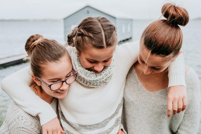20180526-20180526-DSC_5797 Sisters looking down with family photographer Perth
