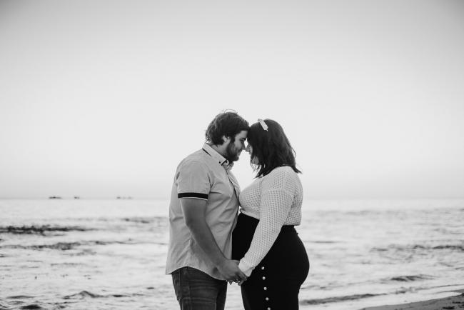 20180616-20180616-DSC_1591 black and white image of pregnant couple during maternity photography Perth session at Burns Beach