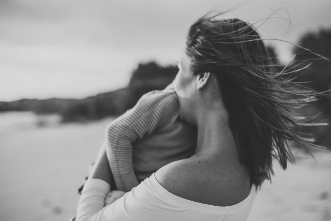 20180703-DSC_5668 black and white image of little boy hugging his mother during a maternity photography Perth session at Burns Beach