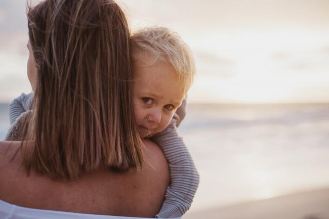 20180703-DSC_5979 little boy peeking over his mothers shoulder during a maternity photography Perth session at Burns Beach