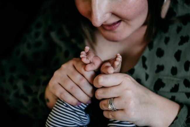 20180706-20180706-DSC_6655 Mother holding baby's feet during lifestyle newborn photography Perth session