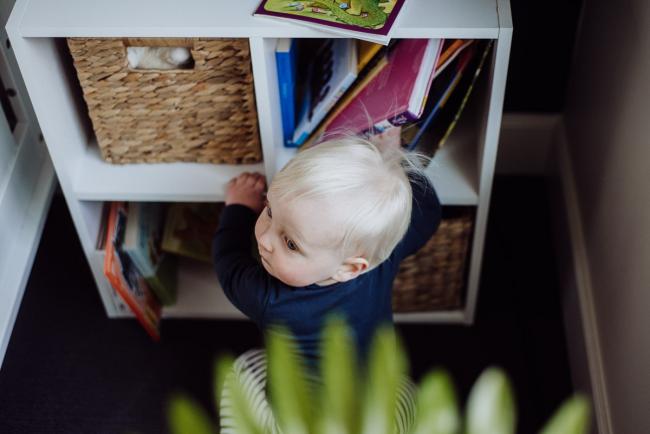 20180708-DSC_7968 little boy looking at his bookshelf during an in-home family photography Perth session
