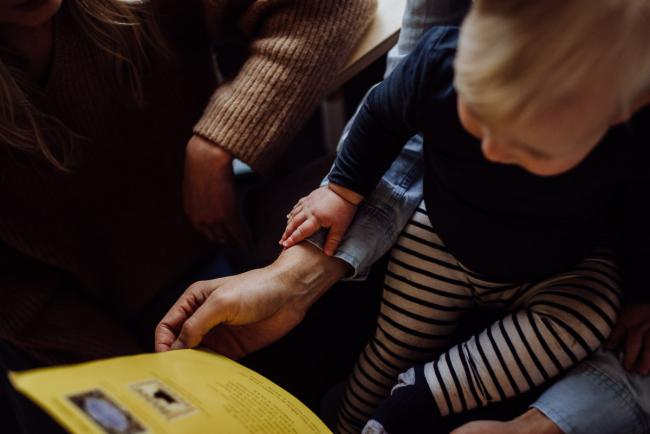 20180708-DSC_8039 little boys hand on his fathers hand during an in-home family photography Perth session