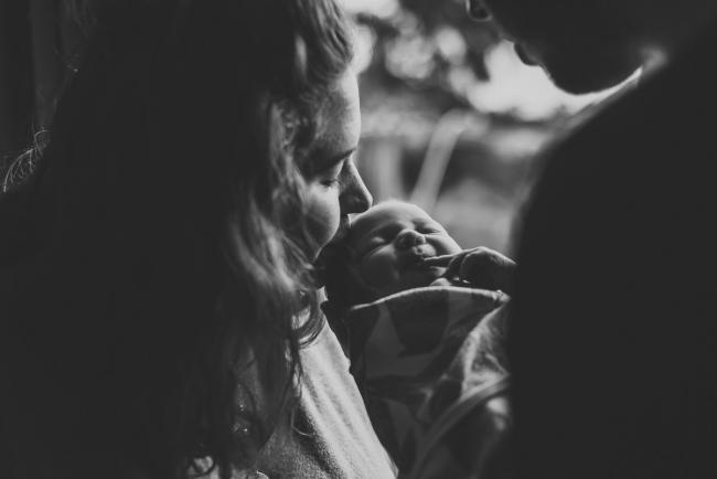 20180809-DSC_6438 black and white image of mother kissing new baby during Fresh 48 photography Perth session