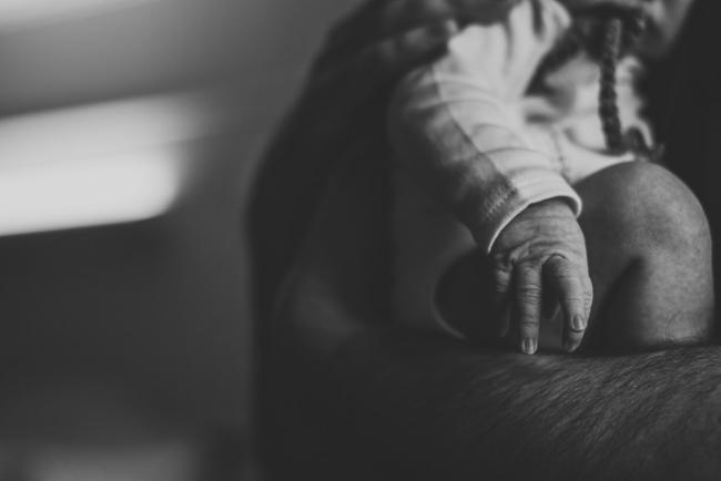 20180809-DSC_7060 black and white image of baby's fingers during Fresh 48 photography Perth session