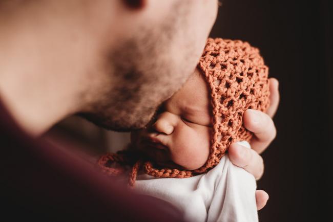 20180809-DSC_7159 father kissing new baby during Fresh 48 photography Perth session