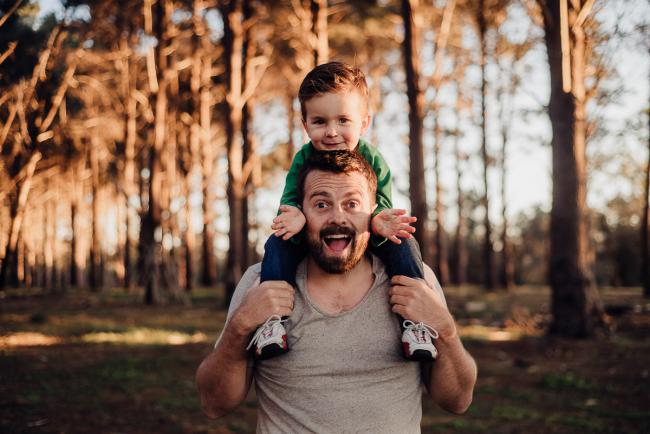 20180901-20180901-DSC_1397-1 Son sitting on dads shoulders playing peekaboo during family photography Perth session at The Pines Wanneroo