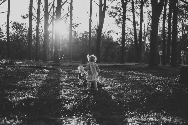 20180901-DSC_1065 black and white image of little boy and girl playing amongst the trees during family photography Perth session at The Pines Wanneroo