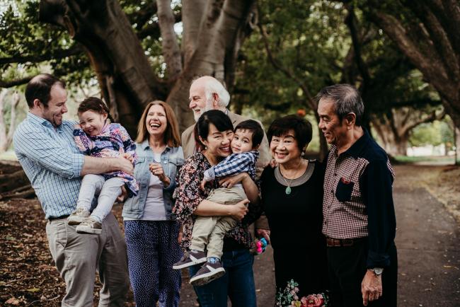 20180908-DSC_1907-1 Group shot with everyone laughing during extended family photography Perth session at Hyde Park