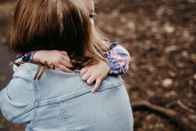 20180908-DSC_2193 close up of granddaughters arms wrapped around her grandmothers neck for a cuddle during extended family photography Perth session at Hyde Park