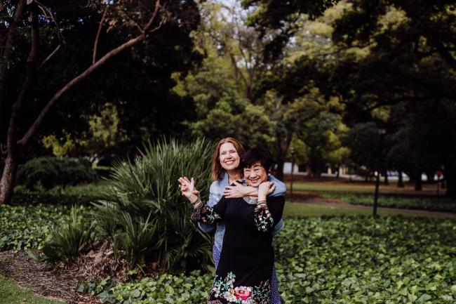 20180908-DSC_2740 Two women embrace and smile during extended family photography Perth session at Hyde Park