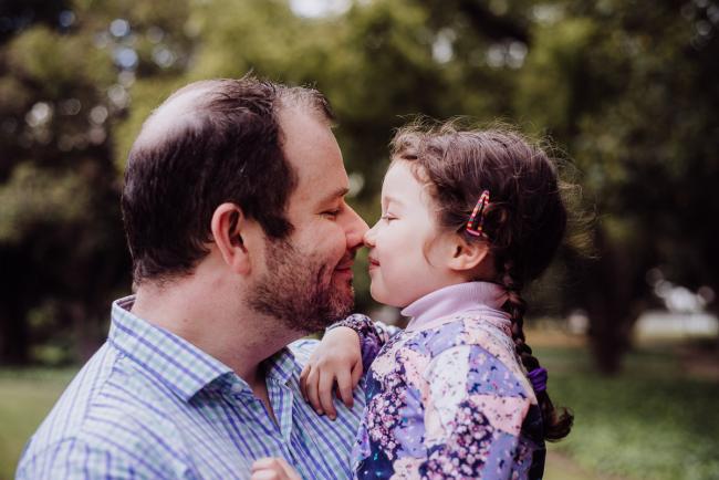 20180908-DSC_4016 Father and daughter rubbing noses during extended family photography Perth session at Hyde Park