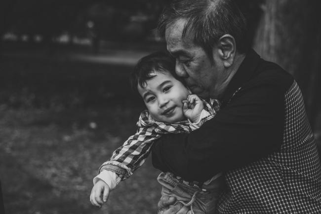 20180908-DSC_4217 black and white image of grandfather kissing grandson during extended family photography Perth session at Hyde Park