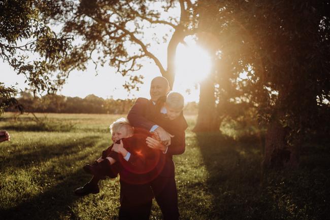 20180909-DSC_5122-1 Father lifts two boys during golden hour family photography Perth session at Perry's Paddock