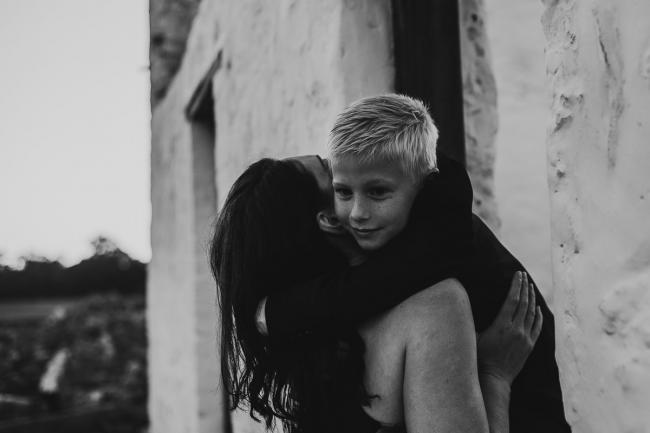 20180909-DSC_5950-2 Black and white image of mother and son embracing during golden hour family photography Perth session at Perry's Paddock