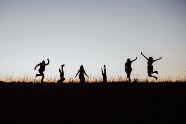 20180909-DSC_6081-4 Silhouette shot of family of 6 jumping during golden hour family photography Perth session at Perry's Paddock