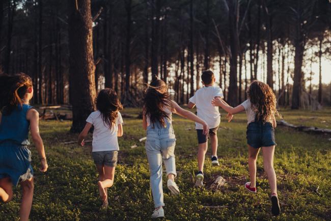 20181005-DSC_1055 Cousins running away during Perth family photography session at The Pines Wanneroo
