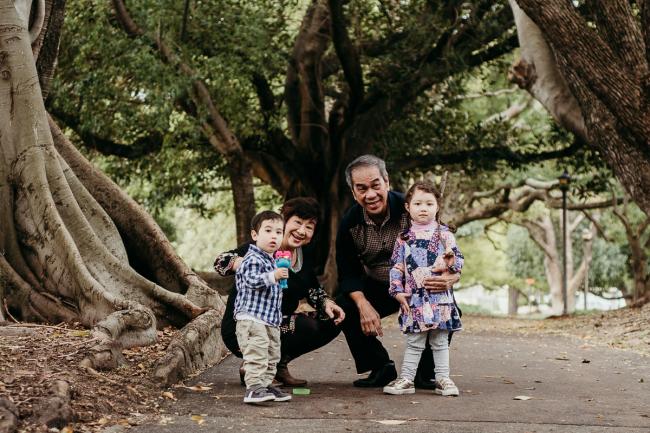 20180908-DSC_2101 Grandparents sit on the path with their grandchildren during extended family photography Perth session at Hyde Park