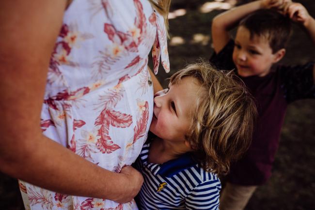 20181104-DSC_6905 Little boy kissing his mothers tummy during a mini session with Perth family photographer at Hyde Park