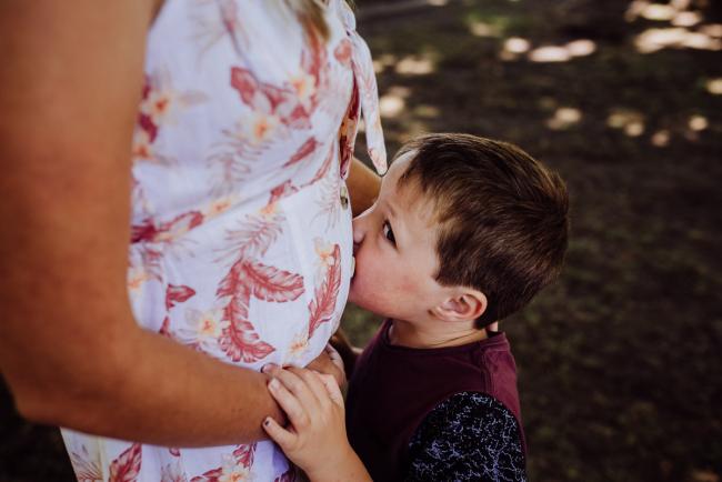 20181104-DSC_6909 Boy kissing his mothers tummy during a mini session with Perth family photographer at Hyde Park