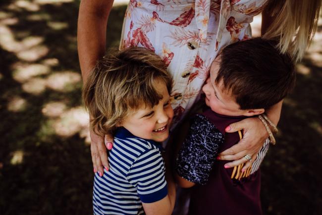 20181104-DSC_6920 Two boys hugging into their mothers tummy during a mini session with Perth family photographer at Hyde Park