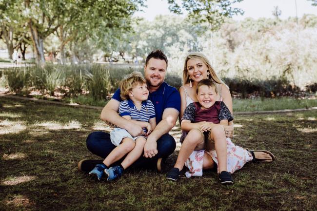 20181104-DSC_6939 Family of 4 sitting on the grass during a mini session with Perth family photographer at Hyde Park