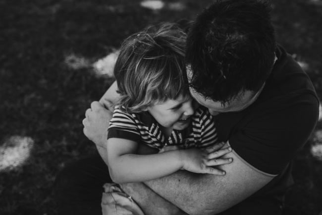 20181104-DSC_6968 Black and white image of father and son hugging during a mini session with Perth family photographer at Hyde Park