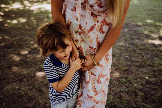 20181104-DSC_7086 Little boy holding his mothers hand during a mini session with Perth family photographer at Hyde Park