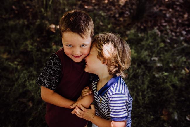 20181104-DSC_7147 little brother leaning into his big brother and laughing during a mini session with Perth family photographer at Hyde Park