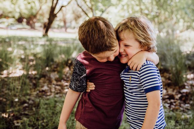 20181104-DSC_7175 Brothers hugging during a mini session with Perth family photographer at Hyde Park