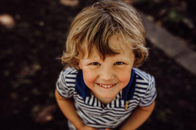 20181104-DSC_7185 Little boy looking up and smiling during a mini session with Perth family photographer at Hyde Park
