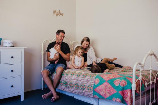 20181111-DSC_8596-2 Family of 5 sitting on the little girls bed in a lifestyle family photography session Perth
