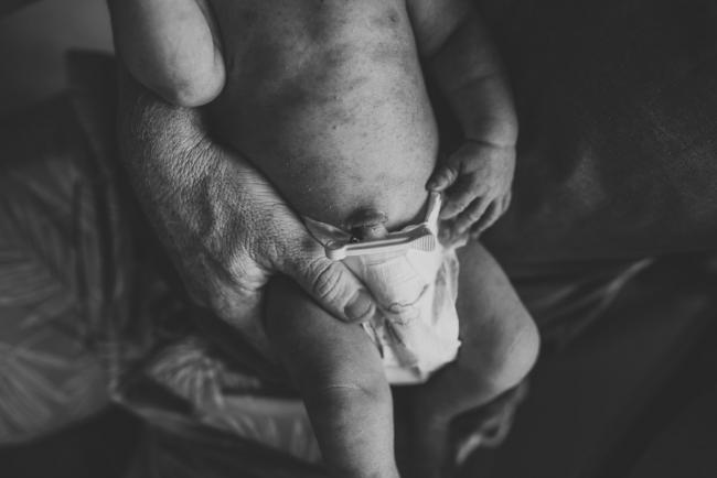 Black and white close up of the belly button of a new baby during a Perth Fresh 48 photography session