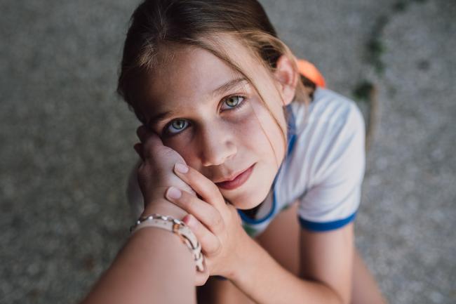 20190321-DSC_7099 Girl smiling up at the camera whilst holding onto her mothers hand with Perth family photographer