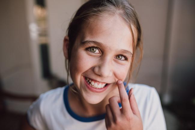 20190321-DSC_7125 Close up of girl smiling at the camera with Perth family photographer