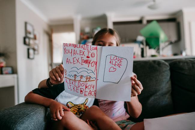 Perth-Family-Photographer-20-of-26 Girl showing a birthday card made by her brother with Perth family photographer