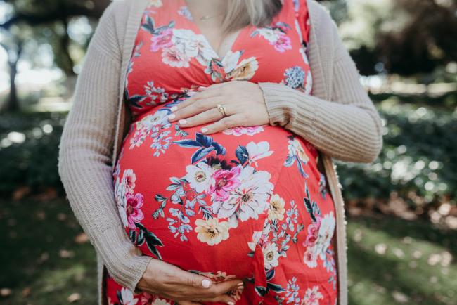 Close up of pregnant tummy during a Perth maternity session at Hyde Park