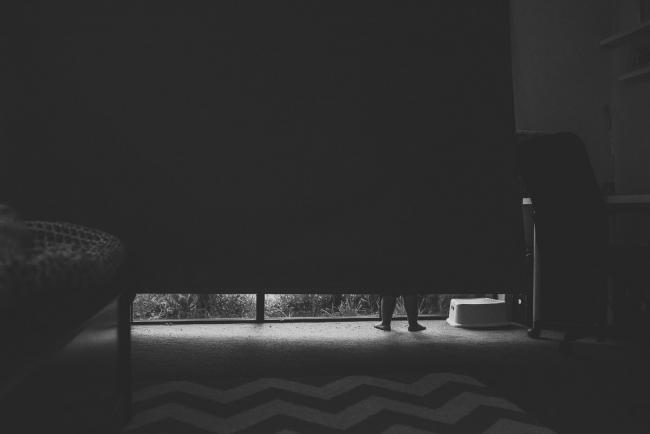 20190403-DSC_9830 black and white image of little feet under blinds with Perth family photographer