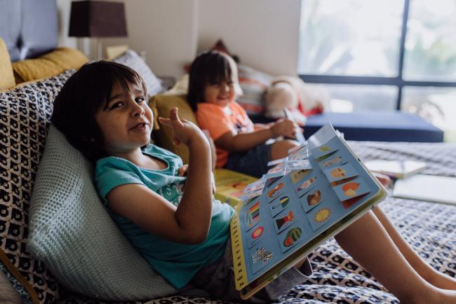 20190404-DSC_9858 Little boys sitting on the bed reading books with Perth family photographer