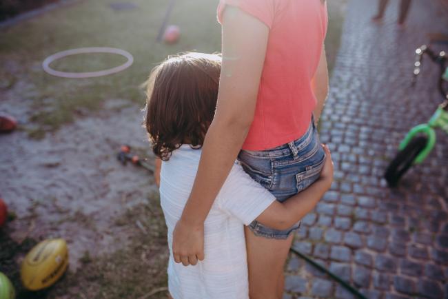 20190406-DSC_0099 Little boy wrapping his arms around his big sister with Perth family lifestyle photographer