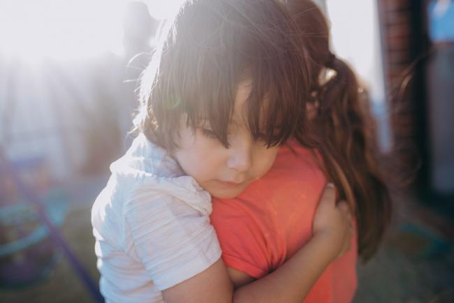 20190406-DSC_0103 Little boy cuddling his big sister with Perth family lifestyle photographer