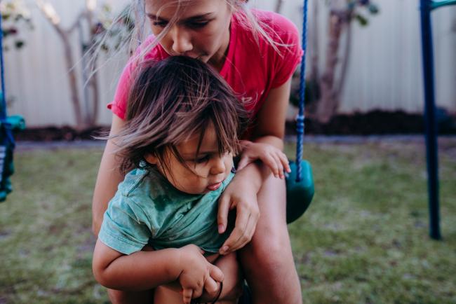 20190406-DSC_0137 Girl kissing the head of her little brother with Perth lifestyle family photographer